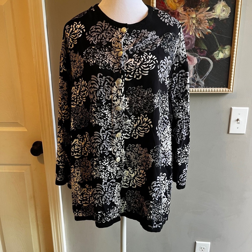 Very Vineyard Black and White Button Down Long Sleeve Boho Classic Chic Feminine